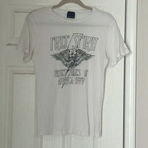 Sweet Claire Free Spirit White Graphic tee Women's size Small